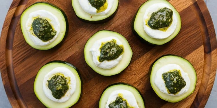 Découvrez la recette surprenante et délicieuse de bouchées de courgette garnies de pesto et de burrata crémeuse Un apéro original et savoureux    Viral Mag