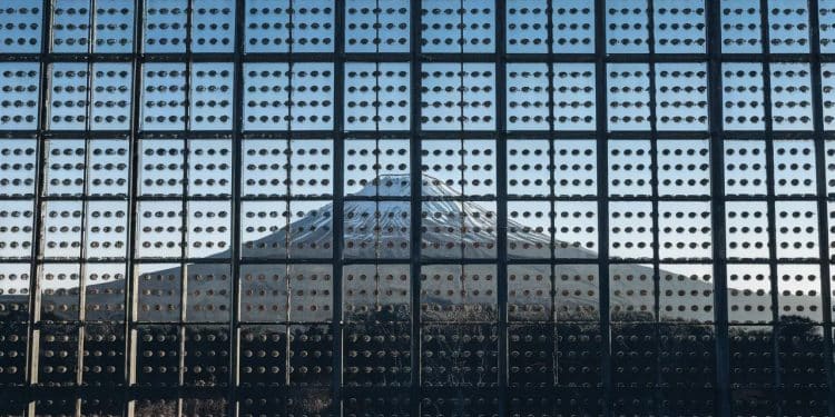 Au Japon un écran installé pour bloquer les photos du Mont Fuji est criblé de trous  Les autorités sactivent pour résoudre ce mystère   Viral Mag
