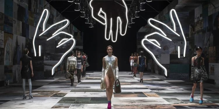 Le défilé Dior Fall 2024 fait sensation avec lalliance inédite entre la créatrice Maria Grazia Chiuri et le collectif féministe Claire Fontaine Découvrez comment ce tandem révolutionne les codes de la mode   Viral Mag