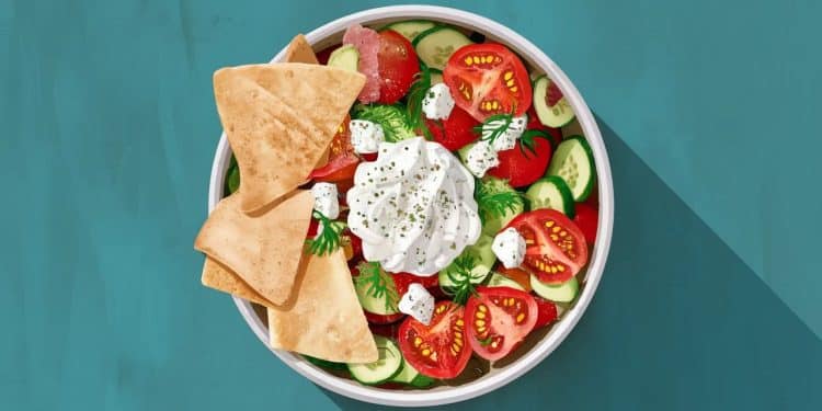 Découvrez LA salade qui fait le buzz cet été  tomates concombres et feta fouettée se mêlent dans un mélange aussi simple que savoureux Foncez    Viral Mag