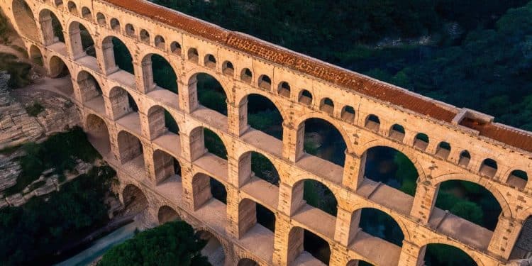 L’aqueduc de Roquefavour : Un trésor provençal enfin dévoilé ! - Viral Mag Après 4 ans de travaux titanesques laqueduc de Roquefavour le plus grand pont en pierre au monde renaît de ses cendres Découvrez les secrets de ce joyau méconnu du patrimoine Viral Mag