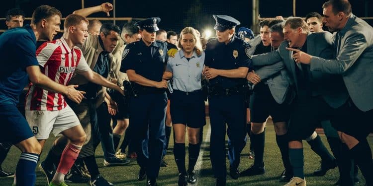 L’arbitre Stéphanie Frappart évacuée par la police après un match en Grèce ! - Viral Mag Scènes surréalistes en Grèce larbitre française Stéphanie Frappart escortée par la police après une fin de match électrique Découvrez les détails de cet incident choquant Viral Mag