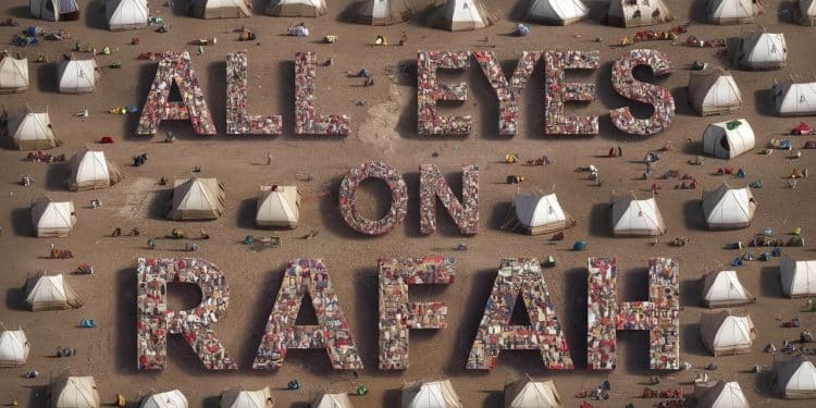 L’image AI « All Eyes on Rafah » virale en 24h : le pouvoir des réseaux sociaux - Viral Mag Une image AI montrant le message All Eyes on Rafah sest propagée à une vitesse fulgurante sur Instagram attirant lattention sur le conflit israélo palestinien Découvrez limpact des réseaux sociaux en temps de crise Viral Mag