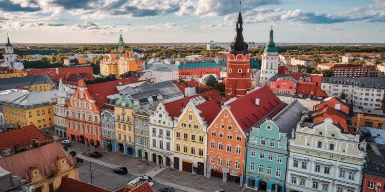 L’incroyable escalade de Riga : Toits aériens et frissons garantis ! - Viral Mag Défiez les hauteurs des toits de Riga dans une aventure époustouflante Accrochez vous les sensations fortes sont au rendez vous Viral Mag