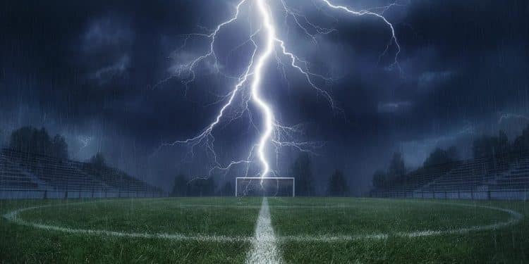 Tragique foudroiement sur un terrain de foot ! - Viral Mag Pas de Calais Un éclair meurtrier sabat sur des footballeurs pendant un entraînement Un mort un blessé grave Les détails choquants Viral Mag