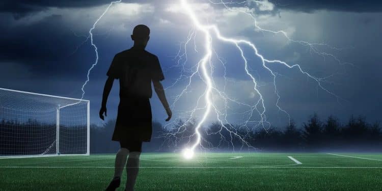 Un éclair mortel foudroie un footballeur de 30 ans en plein entraînement ! - Viral Mag Un drame imprévisible sest produit sur un terrain de foot du Pas de Calais un joueur de 30 ans a été foudroyé en plein entraînement suscitant une vive émotion Viral Mag