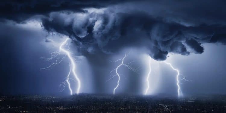 12 Départements en Alerte Orange pour Orages Violents - Viral Mag La météo capricieuse frappe à nouveau 12 départements placés en alerte orange pour des orages dune rare intensité Découvrez les zones concernées et les précautions à prendre Viral Mag