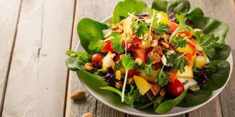20+ Salades Estivales Savoureuses Pour Un Cœur En Pleine Forme - Viral Mag Découvrez plus de 20 recettes de salades estivales délicieuses et saines pour prendre soin de votre cœur Des idées fraîches et colorées à déguster tout lété Viral Mag
