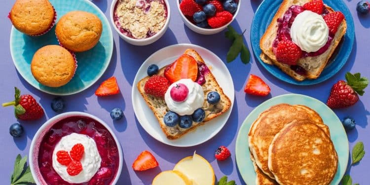 Découvrez 21 délicieuses recettes de petits déjeuners aux baies des muffins aux overnight oats pour varier des smoothies et démarrer la journée du bon pied   Viral Mag