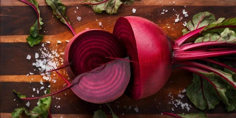 30 Recettes Délicieuses à Base de Betteraves Rouges - Viral Mag Découvrez nos 30 recettes originales et savoureuses à base de betteraves rouges Des idées créatives pour cuisiner ce légume santé et plein de saveurs Viral Mag