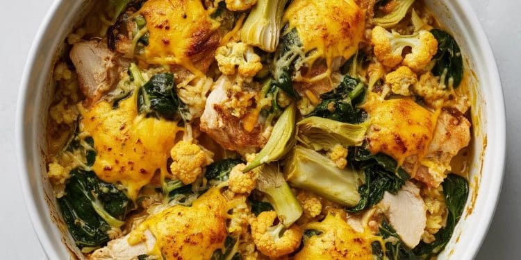 Casserole de Poulet, Épinards, Artichauts et Riz Chou-fleur - Viral Mag Découvrez notre délicieuse casserole saine et protéinée avec poulet épinards artichauts et riz chou fleur Seulement 400 calories par portion Viral Mag
