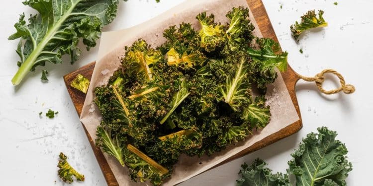 Chips de Kale: La Collation Saine et Croquante à Adopter - Viral Mag Découvrez la recette simple et délicieuse des chips de kale la collation santé qui va révolutionner vos pauses gourmandes Croustillantes légères et riches en nutriments Viral Mag