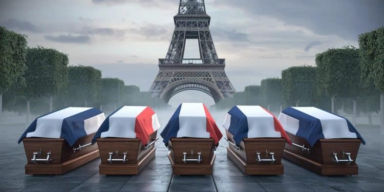 Cinq cercueils recouverts du drapeau français sèment la confusion à Paris - Viral Mag Un mystérieux dépôt de cinq cercueils aux couleurs tricolores a été découvert au pied de la Tour Eiffel suscitant lémoi et un début denquête Viral Mag