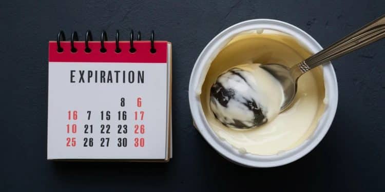 Combien de temps le yaourt se conserve-t-il après la date de péremption ? - Viral Mag Découvrez si vous pouvez consommer du yaourt après la date limite et apprenez à reconnaître les signes dun yaourt périmé   Viral Mag