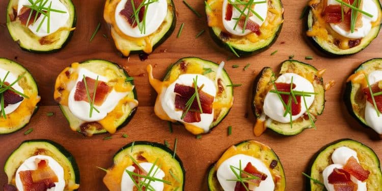 Courgettes Écrasées et Chargées : La Recette Virale de l’Été ! - Viral Mag Découvrez la recette incontournable des courgettes écrasées et chargées qui fait fureur sur les réseaux Apprenez à réaliser ce plat savoureux et sain en un rien de temps Viral Mag