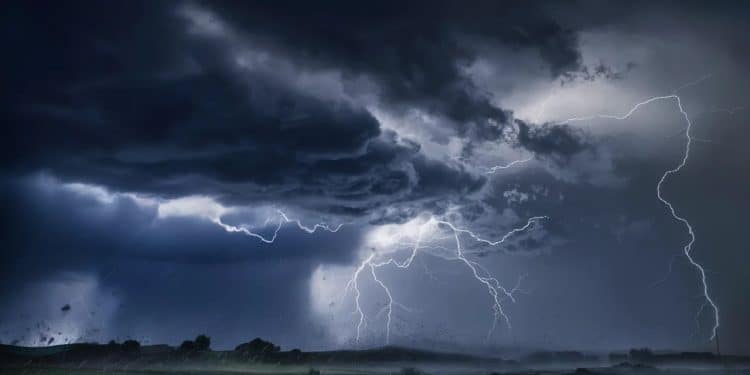 De forts orages attendus cette semaine : quelles régions touchées ? - Viral Mag Après un printemps maussade de violents orages sont prévus sur une large partie de la France cette semaine avec des risques de grêle On fait le point Viral Mag