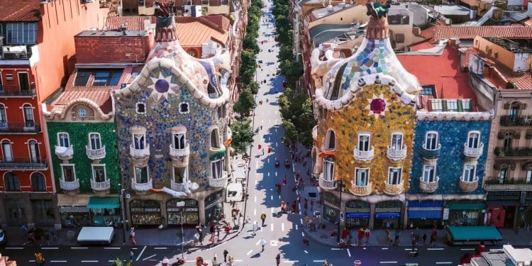 Découvrez les 30 Activités Incontournables à Faire à Barcelone ! - Viral Mag De la Sagrada Família au parc Güell en passant par les tapas et les plages notre guide complet vous révèle les 30 meilleures activités pour un séjour mémorable à Barcelone Préparez vous à vivre une expérience inoubliable Viral Mag