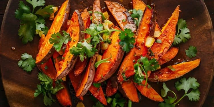 Délicieuses Patates Douces Rôties à l’Érable et au Chipotle - Viral Mag Découvrez notre recette savoureuse de patates douces rôties à lérable et au chipotle Un accompagnement facile et original pour épater vos invités Viral Mag