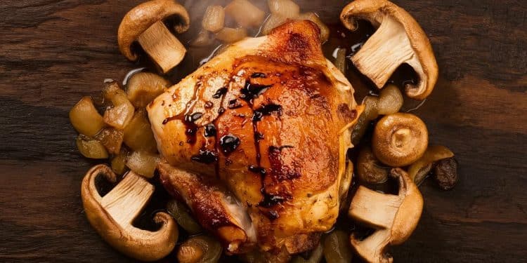 Délicieux poulet rôti au balsamique avec champignons et échalotes - Viral Mag Cette recette savoureuse et rapide de poulet rôti au balsamique offre une explosion de saveurs grâce aux portobellos et échalotes Le résultat est un plat gourmand et réconfortant Viral Mag