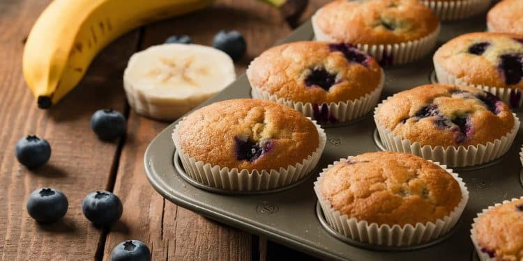 Des Muffins Protéinés Banane-Myrtille Qui Révolutionnent Le Petit-Déjeuner - Viral Mag Découvrez nos muffins banane myrtille bourrés de protéines de saveurs et de bons ingrédients pour un petit déjeuner sain et gourmand La recette facile à réaliser chez vous Viral Mag