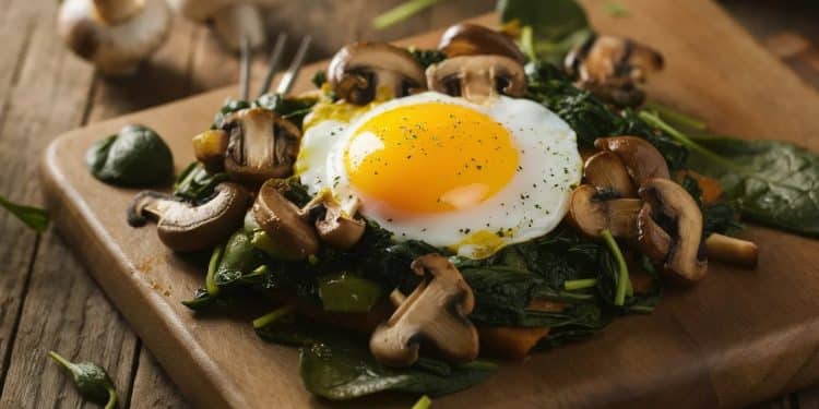 Des œufs au four faciles et sains pour un brunch savoureux - Viral Mag Découvrez notre recette dœufs au four avec champignons et épinards parfaite pour un brunch sain et gourmand Simple à préparer et riche en saveurs Viral Mag