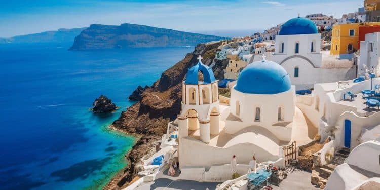 Escapade Enchantée Dans Les Cyclades : Guide Complet Des Îles - Viral Mag Partez à la découverte des joyaux des Cyclades de Santorin à Paros en passant par Mykonos Notre guide complet vous révèle les plus beaux secrets de cet archipel grec paradisiaque Viral Mag