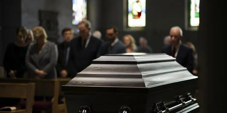 Les obsèques de lhomme de presse Hubert Zieseniss se sont déroulées dans la plus stricte intimité à Choisel en labsence notable de son épouse Aude de Thuin   Viral Mag