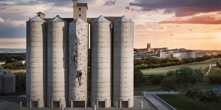 Incroyable Transformation de Silos à Grains en Mur d’Escalade Géant à Bordeaux - Viral Mag À Bordeaux des silos à grains vieux de près dun siècle se métamorphosent en un mur descalade à couper le souffle offrant une expérience sportive et panoramique unique en plein centre ville   Viral Mag