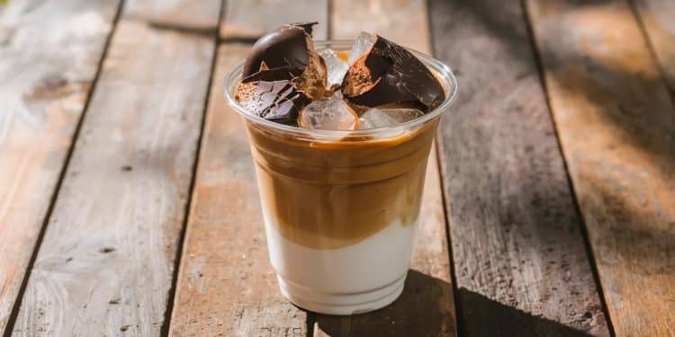 Découvrez le dernier phénomène viral de TikTok  le café craquelé  Notre rédactrice a testé cette tendance qui fait le buzz Son verdict    Viral Mag