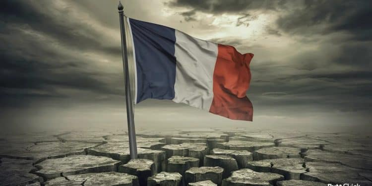 La France Face au Risque d’un Abaissement de sa Note Financière - Viral Mag Suite à la dissolution de lAssemblée nationale lagence Moodys alerte sur un risque accru dinstabilité politique et de dégradation de la note française Viral Mag