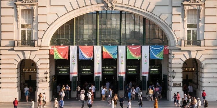 La Gare du Nord Fait Peau Neuve pour les JO 2024 - Viral Mag 25062024 La mythique Gare du Nord fait peau neuve à temps pour les Jeux Olympiques de Paris 2024 Découvrez les aménagements réalisés pour accueillir les visiteurs du monde entier La gare est fin prête mais Viral Mag