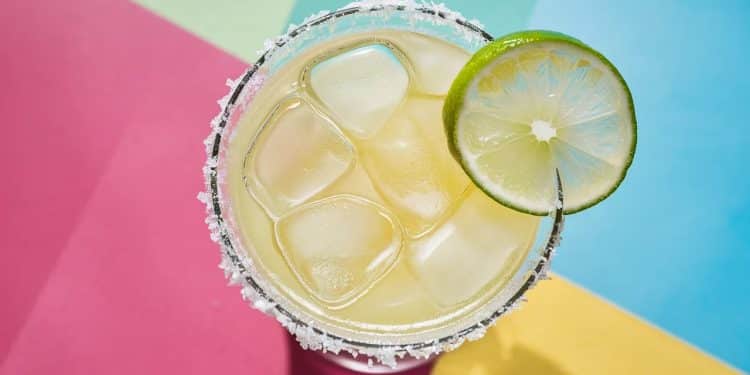 La Margarita : Le Cocktail Incontournable de l’Été - Viral Mag Découvrez les secrets de la margarita le cocktail star de lété Facile à réaliser rafraîchissant et festif il séduira vos invités Nos astuces pour le réussir à coup sûr Viral Mag