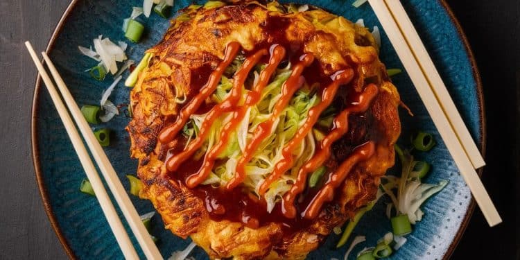 Découvrez comment les okonomiyaki ces délicieuses crêpes japonaises au chou sont en train de conquérir le monde culinaire Plongez dans leur histoire fascinante et apprenez à les préparer chez vous    Viral Mag