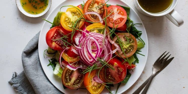 Découvrez notre délicieuse recette de salade de tomates anciennes avec oignons marinés Un mélange savoureux et coloré pour lété    Viral Mag