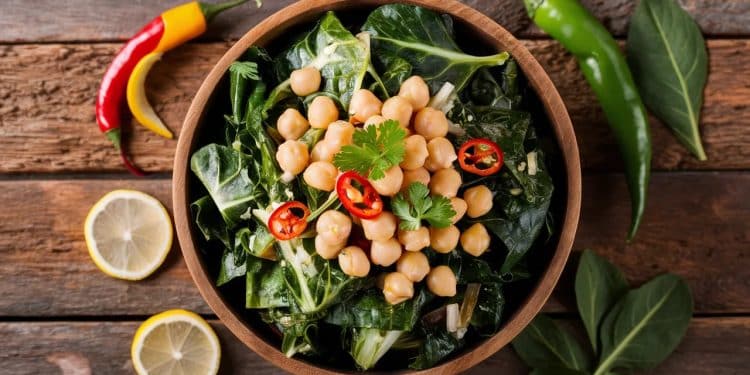 Découvrez notre savoureuse salade de pois chiches épicée aux collards Une recette vegan bourré de saveurs et de bienfaits pour votre santé    Viral Mag