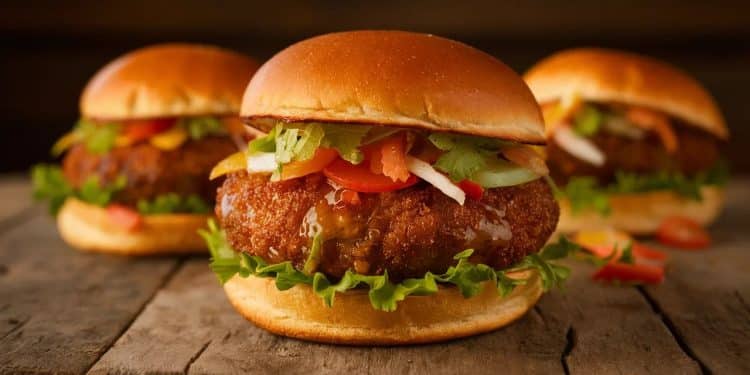 Le Burger Écrasé : Une Tendance Culinaire Irrésistible - Viral Mag Découvrez la tendance des burgers écrasés  une technique culinaire qui offre une expérience gustative unique Apprenez à préparer ces burgers savoureux   Viral Mag