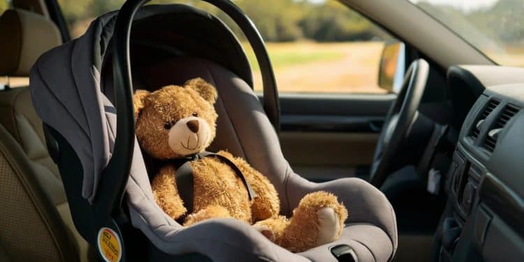 Le Drame de Carpentras : Un Nourrisson Oublié Dans Une Voiture - Viral Mag Un bébé de 7 mois a été retrouvé mort dans une voiture à Carpentras oublié par son père parti travailler Le nourrisson est resté près de 8h dans le véhicule sous une chaleur de plus de 30°C Viral Mag