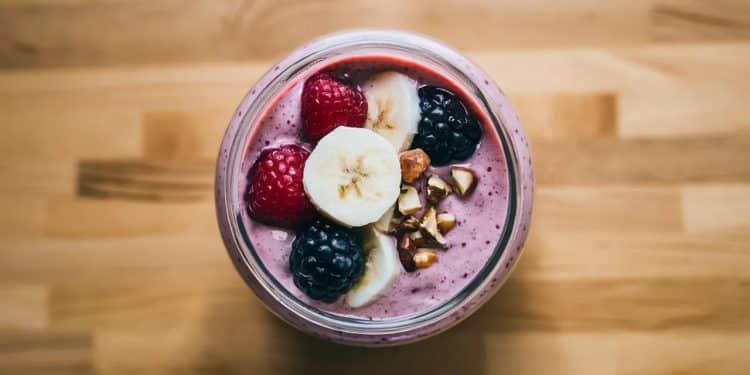 Découvrez la recette facile du smoothie petit déjeuner aux fruits rouges un véritable concentré de saveurs et de nutriments pour bien commencer la journée    Viral Mag