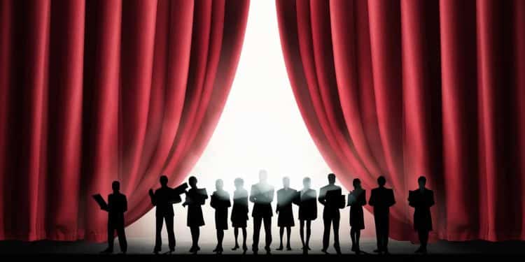 Le théâtre russe résiste face à la répression gouvernementale - Viral Mag Malgré les menaces et les arrestations le théâtre russe refuse de baisser le rideau et sadapte pour survivre sans trahir son âme Découvrez comment les artistes luttent Viral Mag