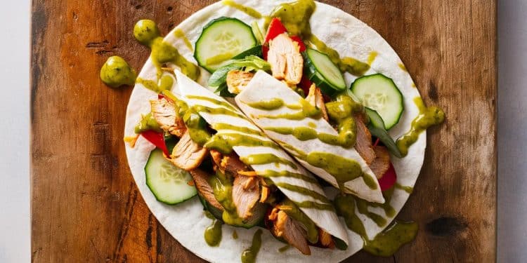 Découvrez notre recette de wrap au poulet concombre et sauce Green Goddess Facile rapide et délicieux il deviendra vite votre allié minceur    Viral Mag