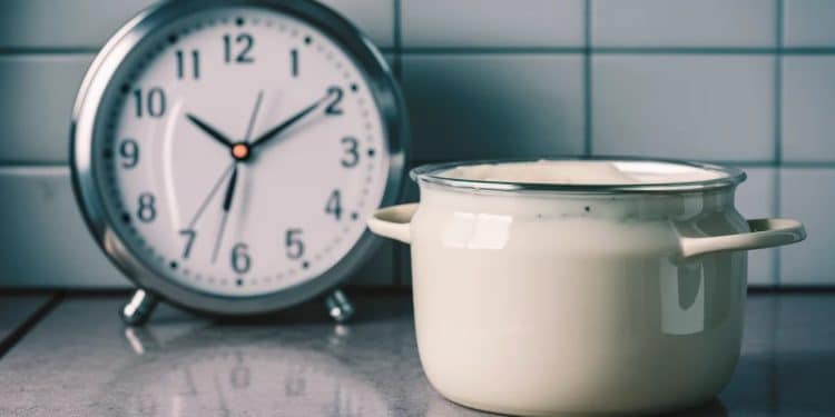 Le yaourt oublié sur le comptoir : combien de temps peut-il rester dehors ? - Viral Mag Découvrez combien de temps le yaourt peut rester à température ambiante sans risque et apprenez les meilleures pratiques de conservation pour préserver sa fraîcheur et sa qualité   Viral Mag