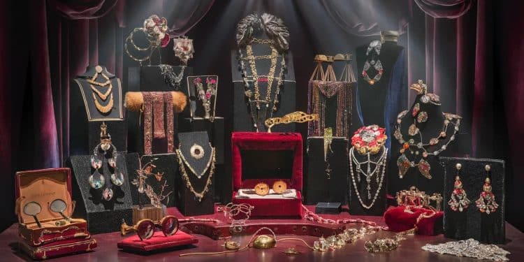 L’École des Arts Joailliers Expose les Trésors de la Comédie-Française - Viral Mag LÉcole des Arts Joailliers présente une exposition inédite de plus de 120 bijoux et accessoires issus des collections de la Comédie Française couvrant plus de deux siècles dhistoire du théâtre Viral Mag