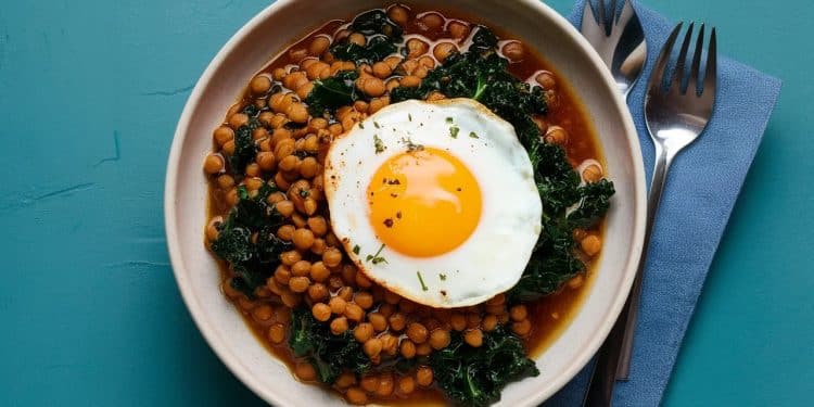 Découvrez une recette facile et healthy de lentilles braisées et kale agrémentée dun œuf frit pour un repas complet Prêt en seulement 15 minutes   Viral Mag