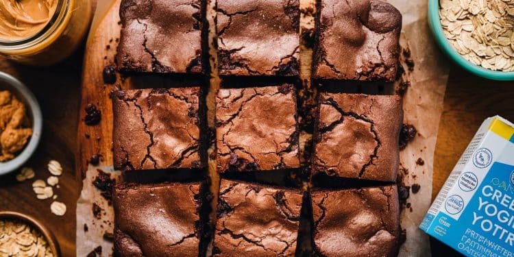 Découvrez une recette saine et gourmande de brownies à lavoine au beurre de cacahuète boostés en protéines grâce au yaourt grec et à la poudre pour pudding au chocolat Une collation parfaite pour les sportifs et les gourmands   Viral Mag