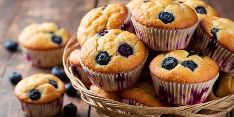Les délicieux muffins aux bleuets d’Ina Garten, ma collation préférée ! - Viral Mag Découvrez la recette des muffins aux bleuets dIna Garten riches en fibres et antioxydants Faciles à préparer et parfaits pour le petit déjeuner ou le goûter Viral Mag