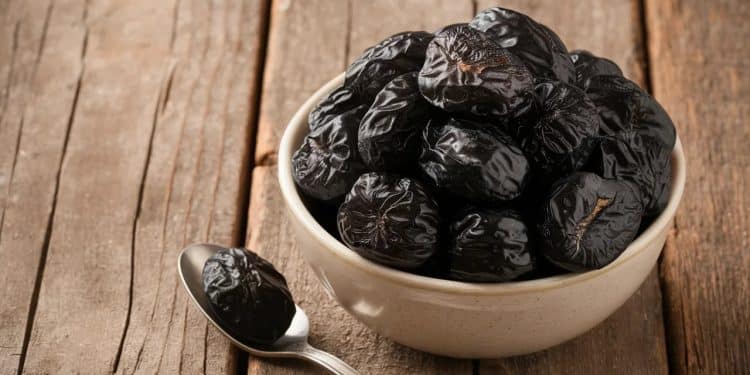 Les Pruneaux : Le Fruit Sec N°1 Pour Faciliter Le Transit - Viral Mag Les pruneaux sont riches en fibres polyphénols et sorbitol qui aident à réguler le transit intestinal et à renforcer le microbiome Viral Mag