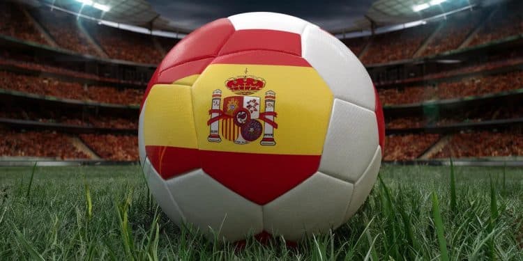 Luis de la Fuente prolongé à la tête de l’Espagne jusqu’en 2026 - Viral Mag La Fédération espagnole de football a officialisé la prolongation du contrat du sélectionneur Luis de la Fuente jusquen 2026 suite au bon bilan depuis sa nomination en décembre 2022 Viral Mag