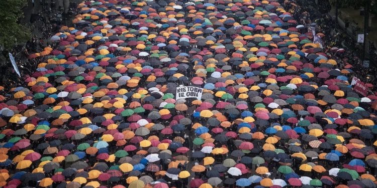 Manifestation à Paris : Unis pour Clément Méric et les Peuples Opprimés - Viral Mag Des milliers de manifestants bravent la pluie à Paris en mémoire de Clément Méric et en soutien aux Palestiniens et Kanaks Un rassemblement hétéroclite mais solidaire   Viral Mag