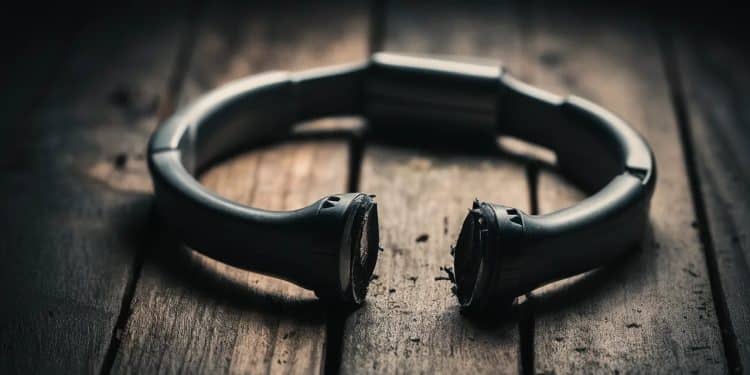 OQTF Bafouée : Le Scandale d’un Multirécidiviste Pakistanais - Viral Mag Un Pakistanais multirécidiviste sous OQTF coupe son bracelet électronique à Quimper Retour au tribunal les failles du système judiciaire exposées Viral Mag