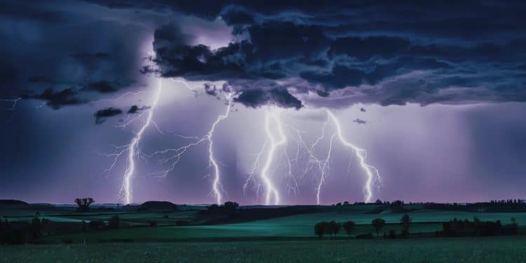 Après un pic de chaleur extrême le Sud Ouest de la France est frappé par de violents orages Cinq départements placés en vigilance orange   Viral Mag